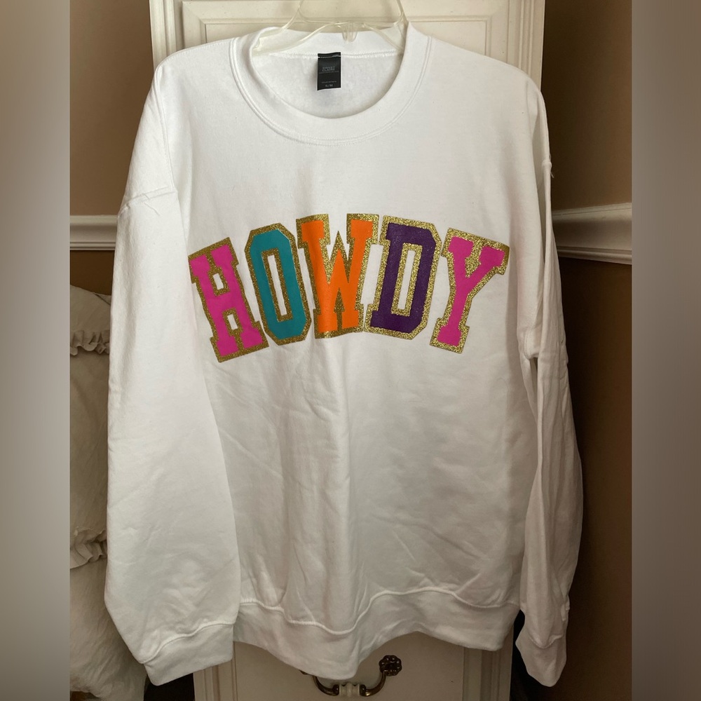 Sweet Claire White Oversized HOWDY Sweatshirt with Vibrant Print Size S/M - Picture 1 of 4
